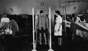 Patient learning to walk using the support of wooden beams