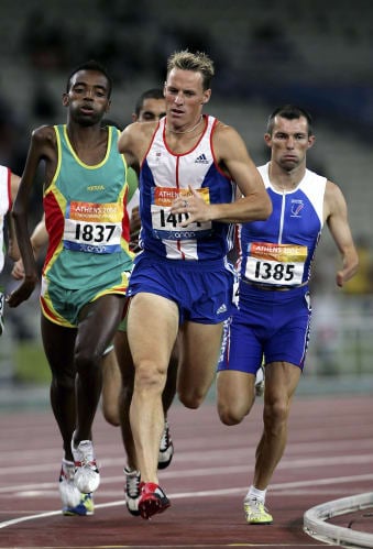 Danny Crates winning the Mens 800m at the Athens 2004 Paralympics
